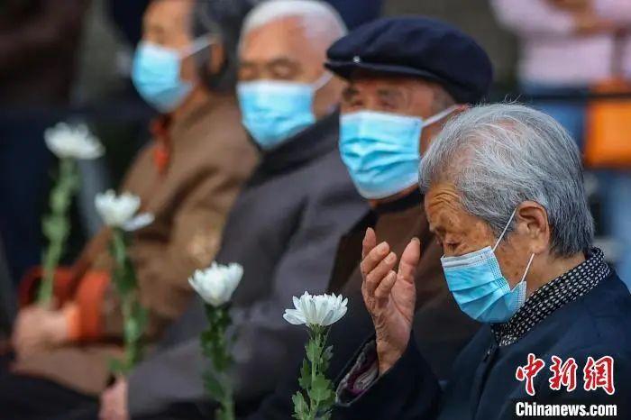 圖片艾義英(右)參加南京大屠殺死難者家庭祭告活動(dòng)?！°蟛?攝