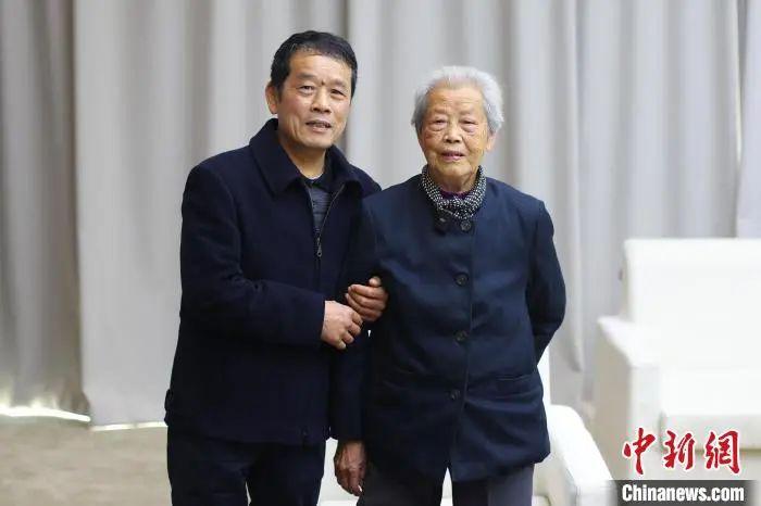 南京大屠殺幸存者艾義英和兒子黃興華。　泱波 攝