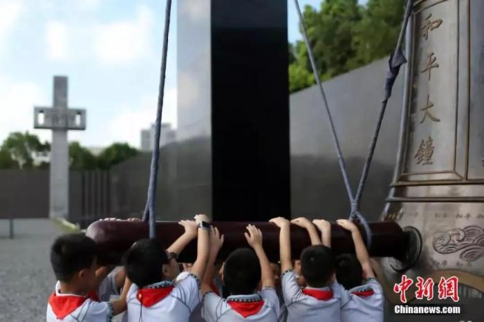 圖片南京小學(xué)生撞響和平大鐘。泱波 攝
