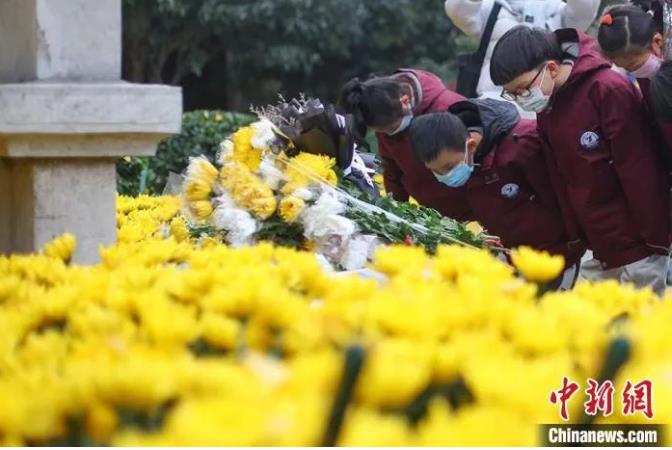 南京小學生在侵華日軍南京大屠殺遇難同胞正覺寺叢葬地悼念遇難同胞。泱波 攝