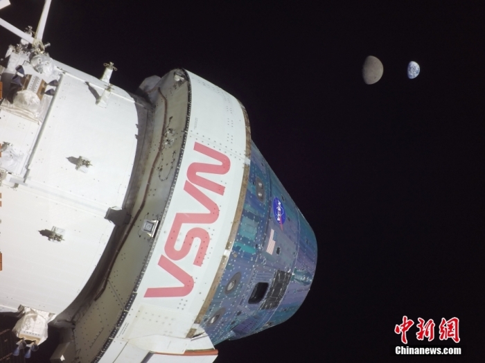 當(dāng)?shù)貢r間12月11日，美國國家航空航天局(NASA)的“獵戶座”飛船完成為期25.5天的無人繞月飛行任務(wù)，在墨西哥下加利福尼亞州附近的太平洋上濺落。圖為11月28日，“獵戶座”所攜影像設(shè)備拍攝的地球與月球“同框”照片。 <a target='_blank' href='/'>中新社</a>發(fā) NASA 供圖