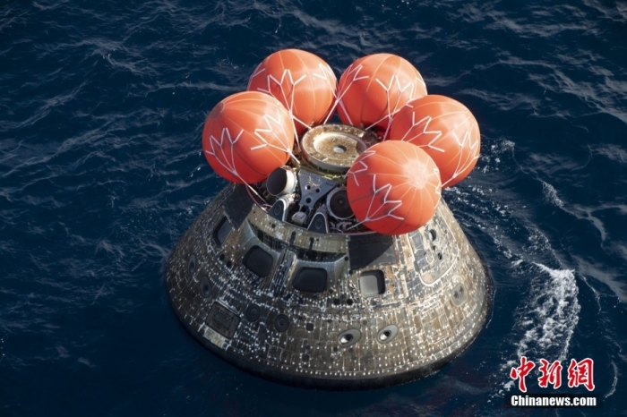 當(dāng)?shù)貢r間12月11日，美國國家航空航天局(NASA)的“獵戶座”飛船完成為期25.5天的無人繞月飛行任務(wù)，在墨西哥下加利福尼亞州附近的太平洋上濺落。 <a target='_blank' href='/'>中新社</a>發(fā) 　NASA/James M. Blair 供圖