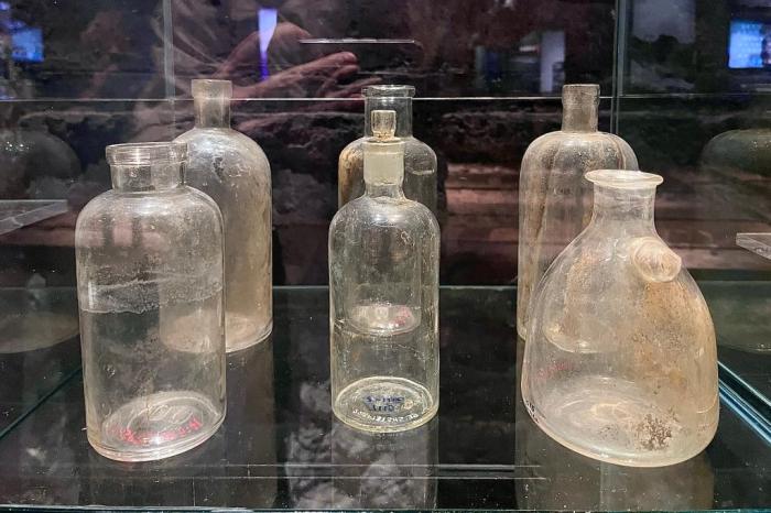 侵華日軍第七三一部隊罪證陳列館新展出的玻璃器皿。(新華社記者楊思琪 攝)