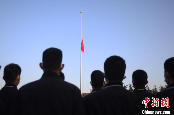 12月13日上午8時(shí)，升國(guó)旗、下半旗儀式在侵華日軍南京大屠殺遇難同胞紀(jì)念館舉行?！°蟛?攝