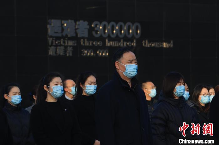 12月13日上午8時(shí)，升國(guó)旗、下半旗儀式在侵華日軍南京大屠殺遇難同胞紀(jì)念館舉行?！°蟛?攝