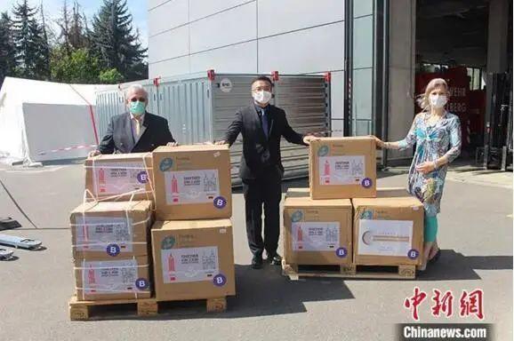 圖片圖為托馬斯·拉貝和海德堡市政府代表接受物資捐贈(zèng)。 德國(guó)海德堡市供圖