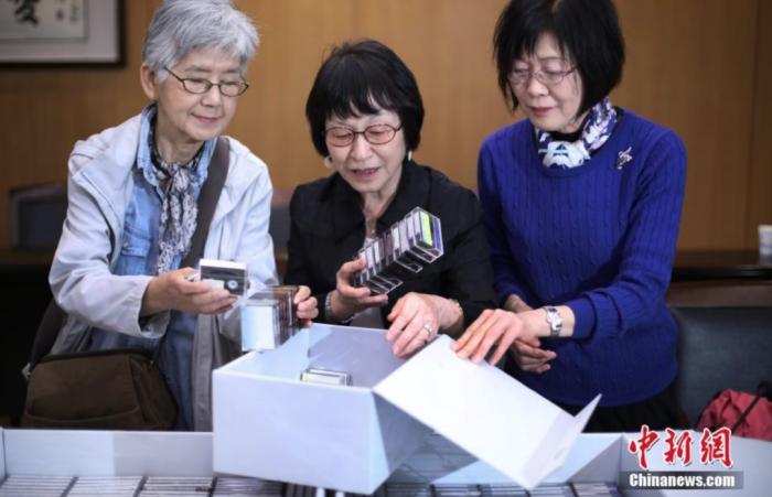 圖片2018年，日本友人松岡環(huán)女士將她記錄的南京大屠殺幸存者口述證言影像資料捐贈(zèng)給侵華日軍南京大屠殺遇難同胞紀(jì)念館。泱波 攝