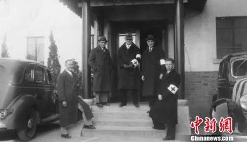 1937年，南京安全區(qū)國(guó)際委員會(huì)成員合影。右二為約翰·馬吉，中為約翰·拉貝。
