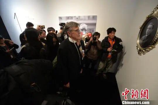 約翰·馬吉祖孫在南京展開(kāi)“跨時(shí)空對(duì)話” 告慰南京大屠殺死難者。 楊顏慈 攝