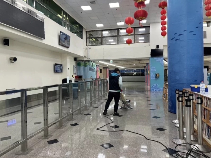 兩岸“小三通”遲遲未開，水頭碼頭現(xiàn)在每天僅剩少數(shù)的打掃人員出沒。（圖源：臺灣《聯(lián)合報(bào)》）