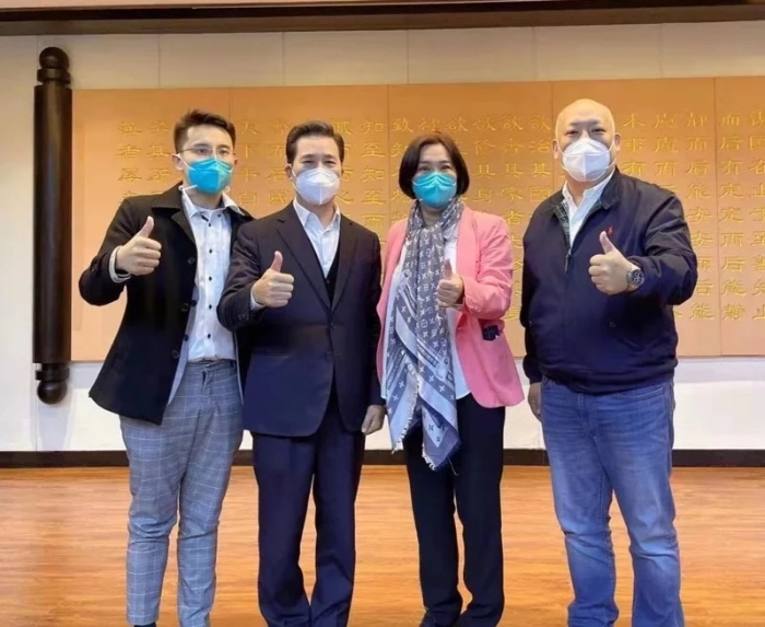 金門縣長當(dāng)選人陳福海（左二）偕同民代陳玉珍（右二）縣議員陳志龍（左一）、金門縣議員當(dāng)選人陳錦偉等人赴廈門協(xié)商“小三通”復(fù)航相關(guān)事宜。（圖源：臺灣《聯(lián)合報(bào)》）