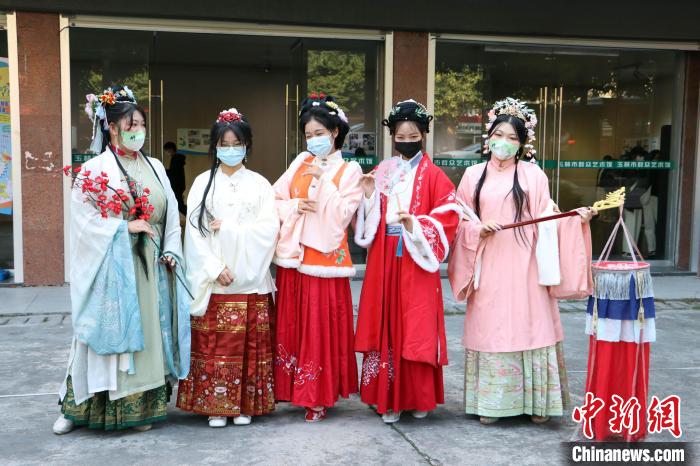 圖為學(xué)生的真人漫畫角色演出現(xiàn)場?！”辉L者供圖
