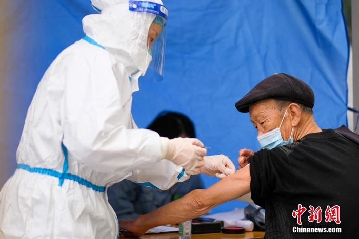 資料圖：12月7日，重慶渝北區(qū)，一位老年人在新冠疫苗臨時(shí)接種點(diǎn)接種疫苗。 <a target='_blank' href='/'>中新社</a>記者 何蓬磊 攝