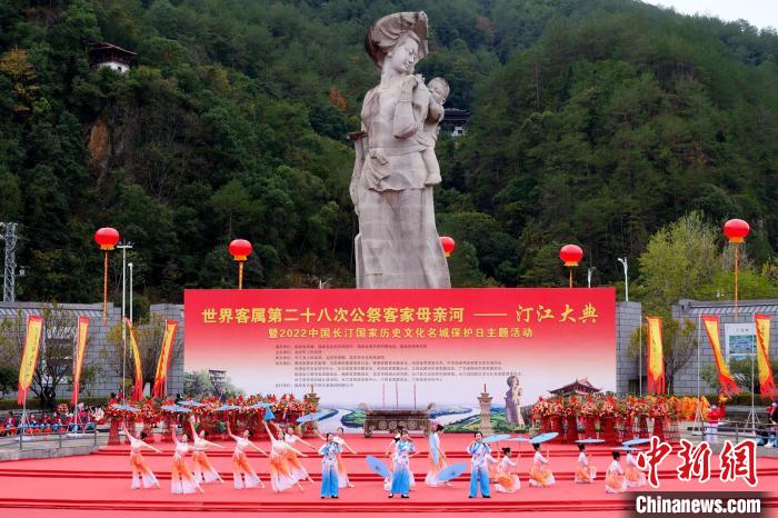 公祭現(xiàn)場客家風(fēng)情文藝演出。　長汀縣委宣傳部供圖