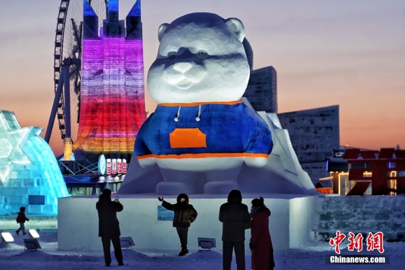 哈爾濱冰雪大世界開(kāi)門(mén)迎客
