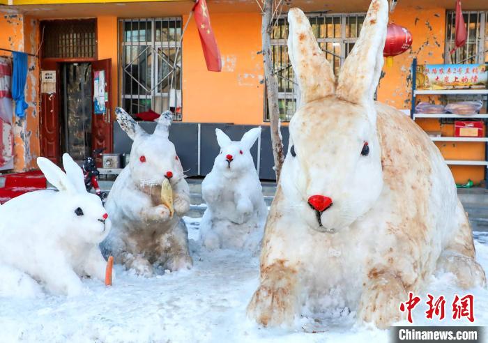 阿不都克因·阿不都哈德爾還準備在這些雪雕兔子旁制作一個雪雕老鷹，讓雪雕作品更有故事性。　楊俊欽 攝