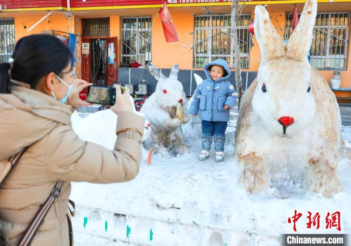 不少行人拍照上傳朋友圈，這些雪雕兔子經(jīng)社交平臺傳播一時成了當(dāng)?shù)亍熬W(wǎng)紅”?！羁J 攝