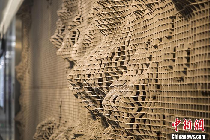 “深圳地鐵美術(shù)館”第二期公共藝術(shù)展：深圳地鐵5號(hào)線南延線前灣站《谷地地理計(jì)劃——大灣藍(lán)圖》?！↑S偉哲 攝