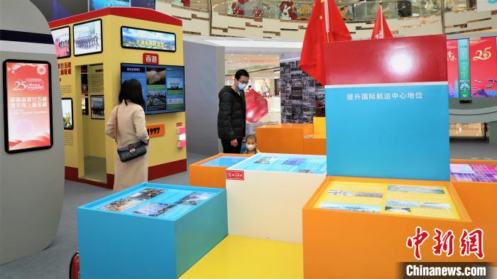 圖為石家莊民眾在參觀展覽?！堨o 攝