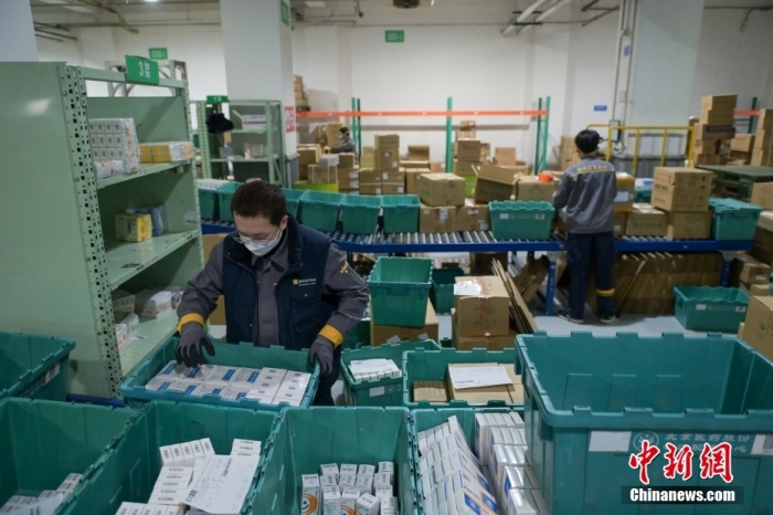 資料圖：工作人員在分揀打包藥品。 <a target='_blank' href='/'>中新社</a>記者 趙文宇 攝 　