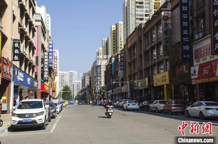 圖為整治后井然有序的防城港市伏波路中段?！〉岳顝?攝