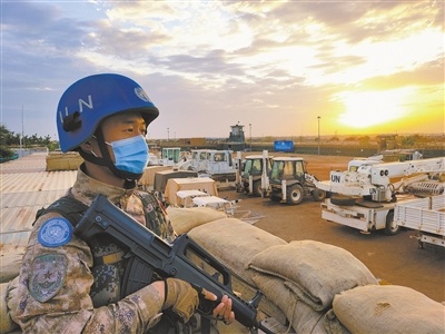 2021年10月，中國第九批赴馬里維和工兵分隊進行營區(qū)防衛(wèi)演練。圖為分隊哨兵正在營區(qū)3號防衛(wèi)工事警戒觀察。王宏陽 攝