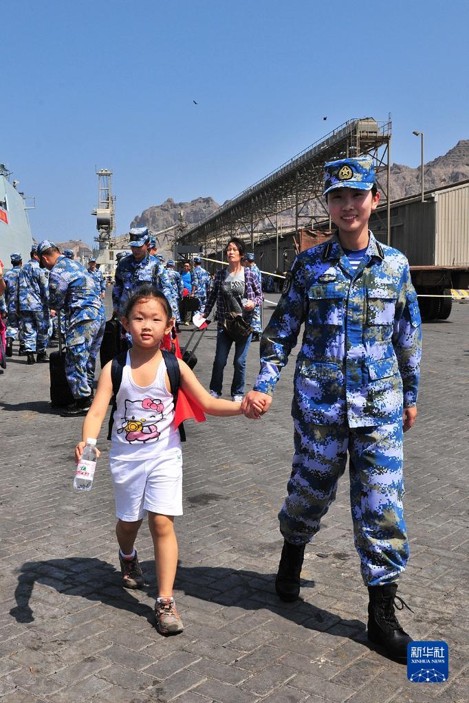 2015年3月29日，中國海軍第十九批護(hù)航編隊(duì)臨沂艦抵達(dá)也門亞丁港，臨沂艦女艦員幫助撤離的兒童登艦。新華社發(fā)（熊利兵攝）