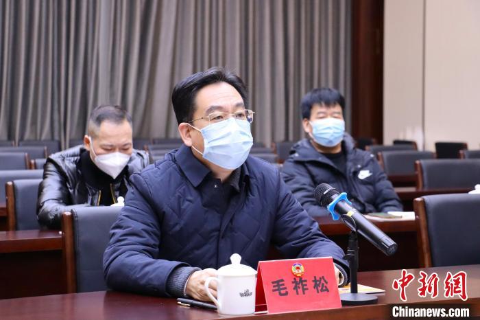 寧德市委常委、統(tǒng)戰(zhàn)部部長、市海聯(lián)會會長毛祚松講話?！∪~茂 攝