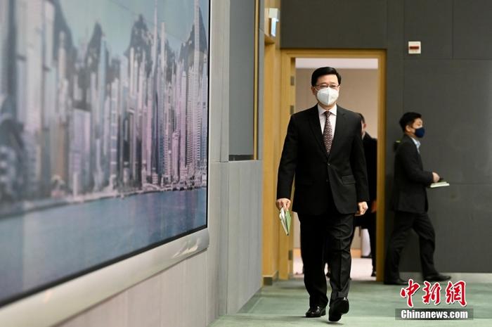 12月20日上午，香港特區(qū)行政長官李家超出席行政會議前會見傳媒時表示，21日下午將出發(fā)到北京述職，并把目前香港的情況向領(lǐng)導人作詳細報告，包括社會經(jīng)濟狀況、政治環(huán)境和管控疫情等方面。 <a target='_blank' href='/'>中新社</a>記者 李志華 攝