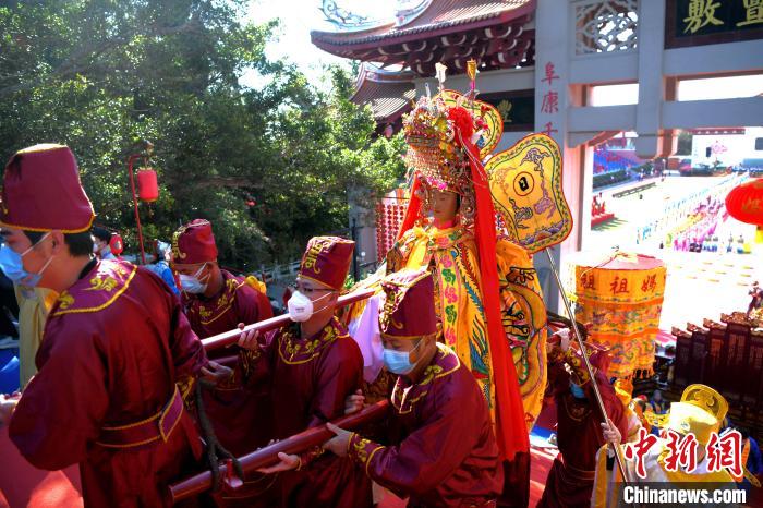 信眾恭請(qǐng)媽祖金身回鑾。   圖片來(lái)源：中新網(wǎng)