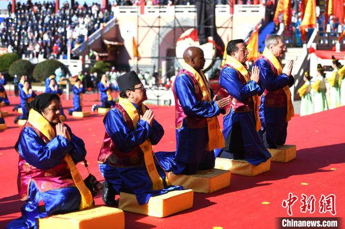 國(guó)外信眾參拜媽祖。    圖片來(lái)源：中新網(wǎng)