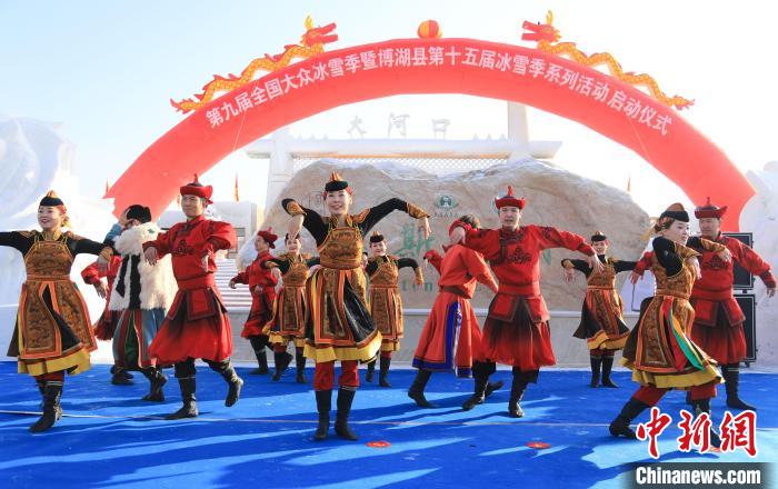 薩吾爾登舞蹈、馬頭琴演奏等精彩的民俗文化展演爭相亮相舞臺。　胡侍琦 攝