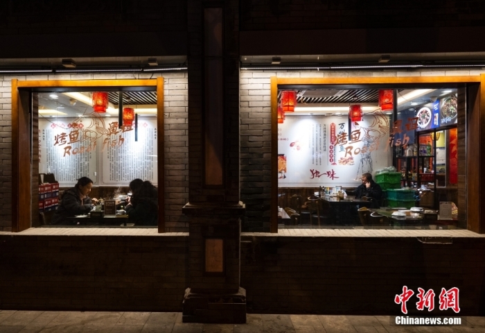 資料圖：一些市民在北京市東直門內(nèi)大街的“簋街”的餐廳享用晚餐。 <a target='_blank' href='/'>中新社</a>記者 侯宇 攝