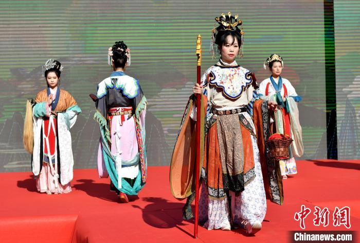 圖為《海峽神明秀》漢服展示?！蚊?攝