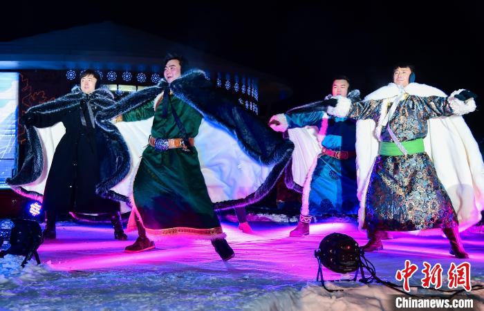 圖為第十七屆阿爾山冰雪節(jié)開幕式現(xiàn)場?！“柹绞形麄鞑抗﹫D