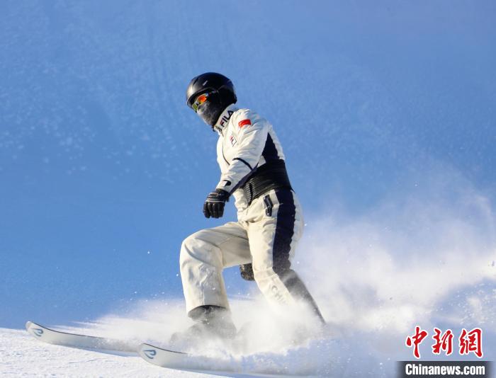 圖為在阿爾山進行冬季專項訓(xùn)練的運動員?！≡S文軍 攝
