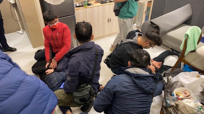 臺(tái)中市第五分局獲報(bào)後鎖定北屯區(qū)太原路一公寓大樓，25日集結(jié)優(yōu)勢(shì)警力，破門攻堅(jiān)逮捕2名看守控制嫌犯，並營(yíng)救4名被害人。（臺(tái)中市第五分局提供／馮惠宜臺(tái)中傳真）