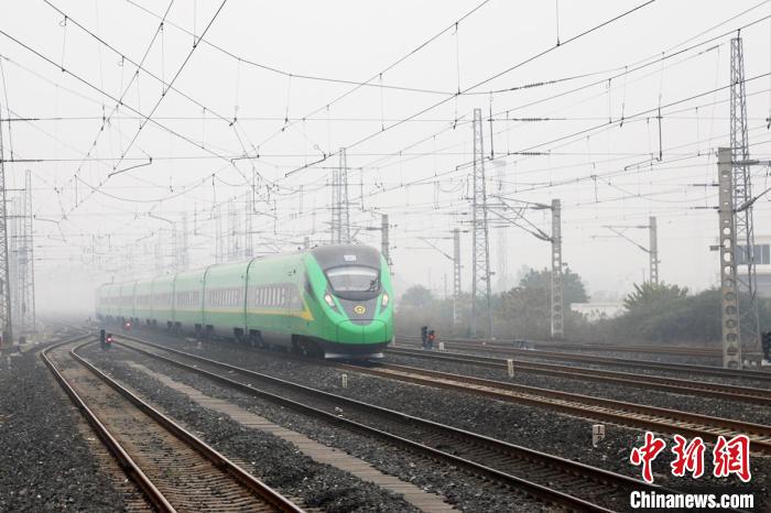 全長(zhǎng)915公里新成昆鐵路全線通車運(yùn)營(yíng)