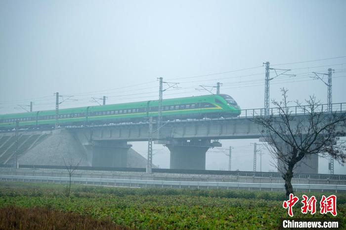 26日，新成昆鐵路全線通車運(yùn)營(yíng)?！⒅铱?攝