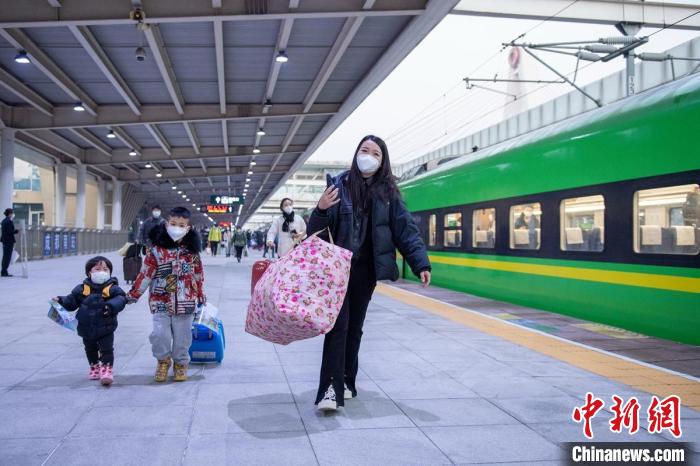 成都南站，一名母親與孩子搭乘新成昆鐵路首發(fā)列車?！⒅铱?攝