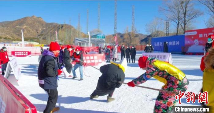 圖為民眾參與雪地拔河 內蒙古體育局供圖