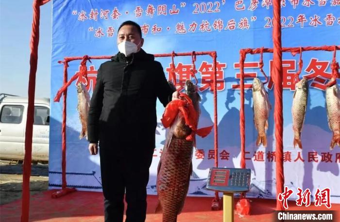 圖為頭魚拍賣現(xiàn)場(chǎng)?！±铢i 　攝