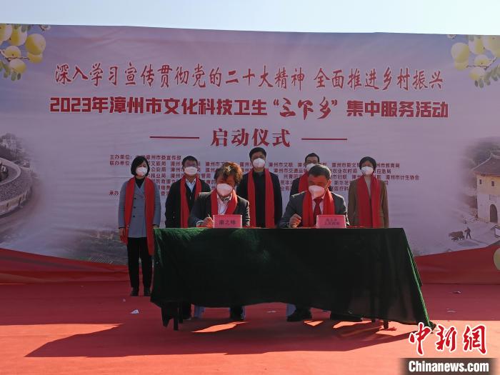 “康之味”與赤土鄉(xiāng)舉行“愛鄉(xiāng)愛企促發(fā)展、同心同行興萬村”簽約儀式?！×握涿?攝