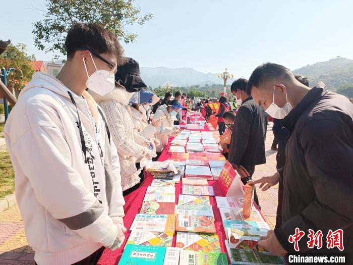 群眾翻閱科普圖書獲取信息?！×握涿?攝