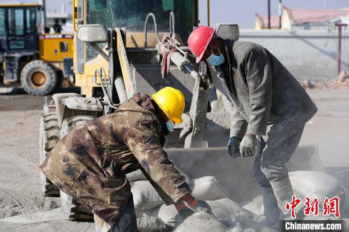 圖為建筑工人進(jìn)行道路瀝青鋪裝收尾工作。(資料圖) 聊城援青干部管理組供圖