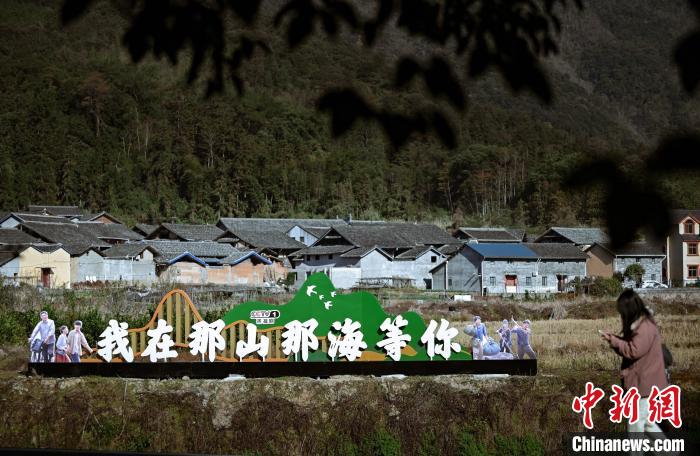 CCTV-1熱播劇《那山那?！啡【芭臄z基地一角?！〗冻菂^(qū)融媒體中心 供圖