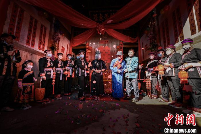 畬族婚禮風(fēng)情表演?！〗冻菂^(qū)融媒體中心 供圖