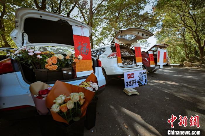 《那山那海》集市及文創(chuàng)后備箱集市?！〗冻菂^(qū)融媒體中心 供圖