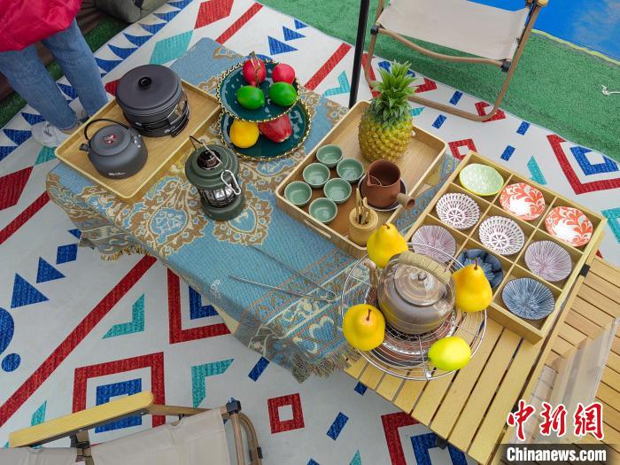 圖為正在展示的露營(yíng)用品?！⒖÷?攝