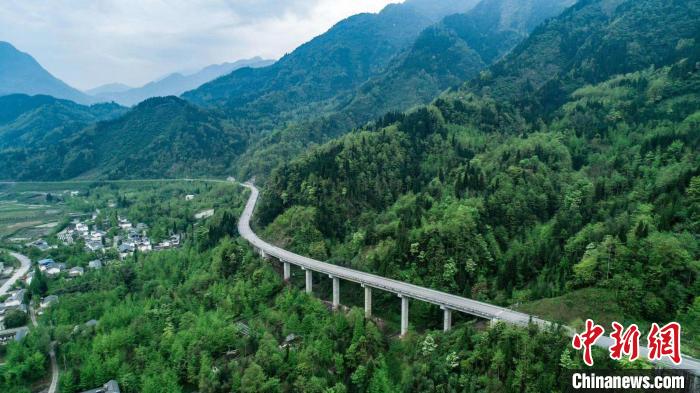 跨越龍門山天險四川綿茂公路建成通車